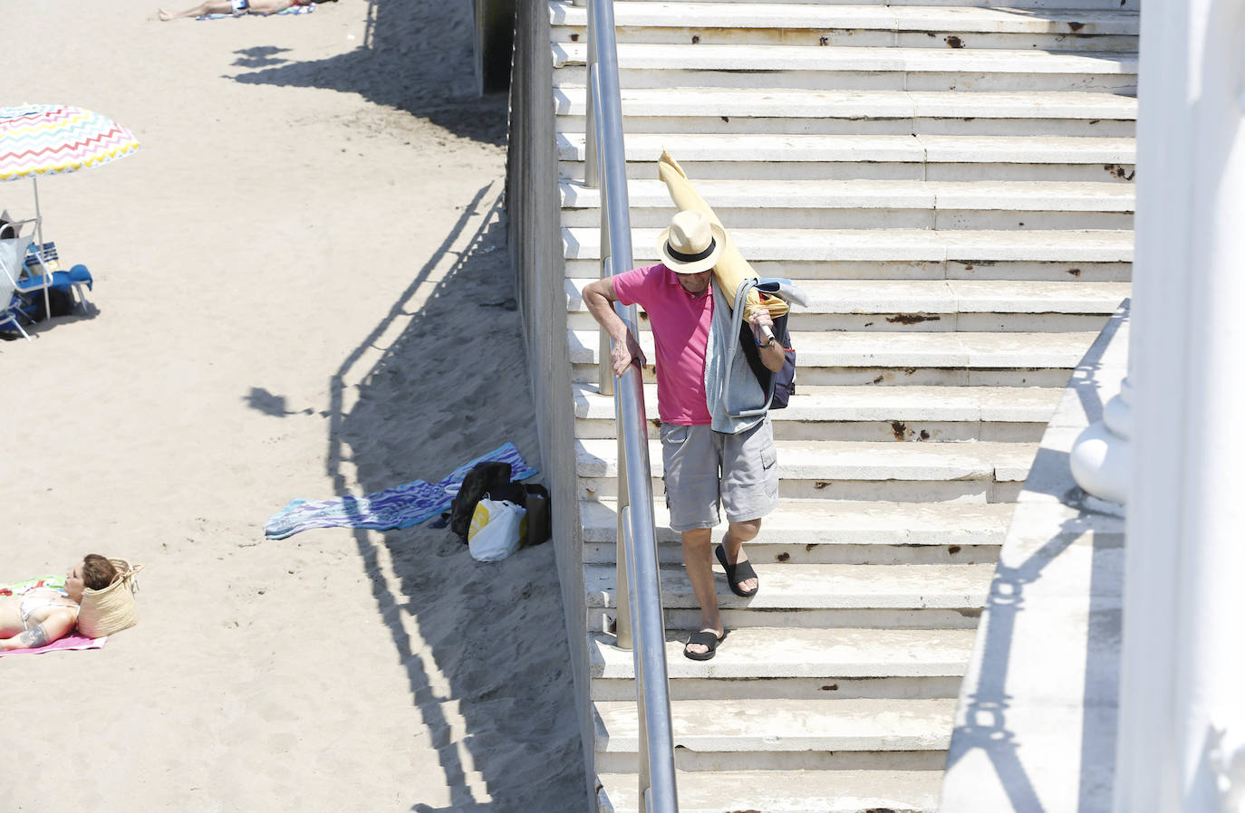 Fotos: La ola de calor llena las playas y terrazas de Asturias