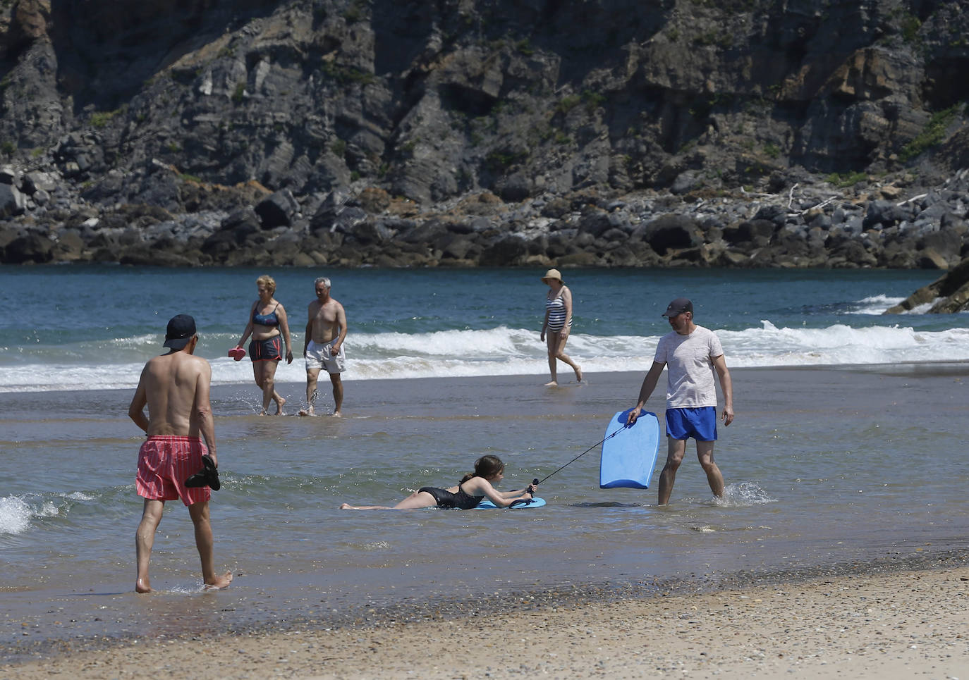 Fotos: La ola de calor llena las playas y terrazas de Asturias