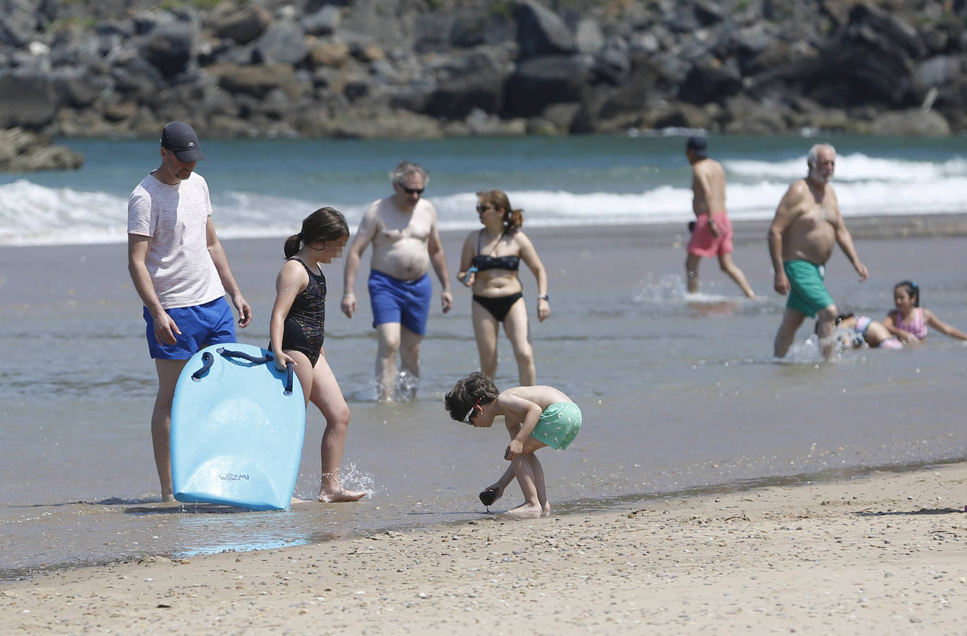 Fotos: La ola de calor llena las playas y terrazas de Asturias