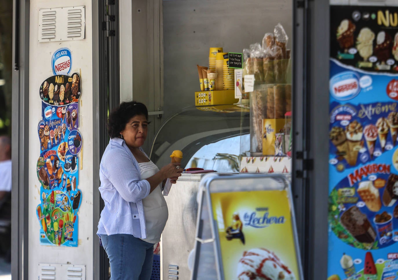 Fotos: La ola de calor llena las playas y terrazas de Asturias