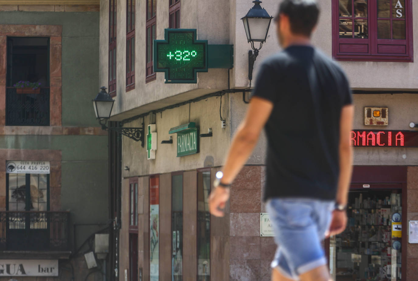 Fotos: La ola de calor llena las playas y terrazas de Asturias