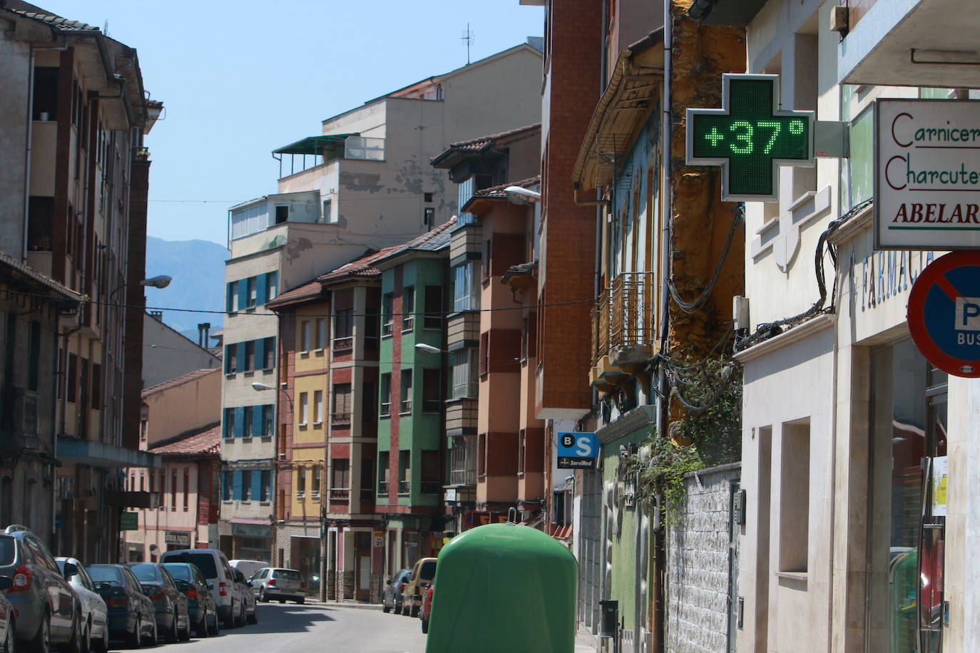 Un termómetro ubicado en el barrio de La Veguina, en el valle de Turón, marca 37 grados 