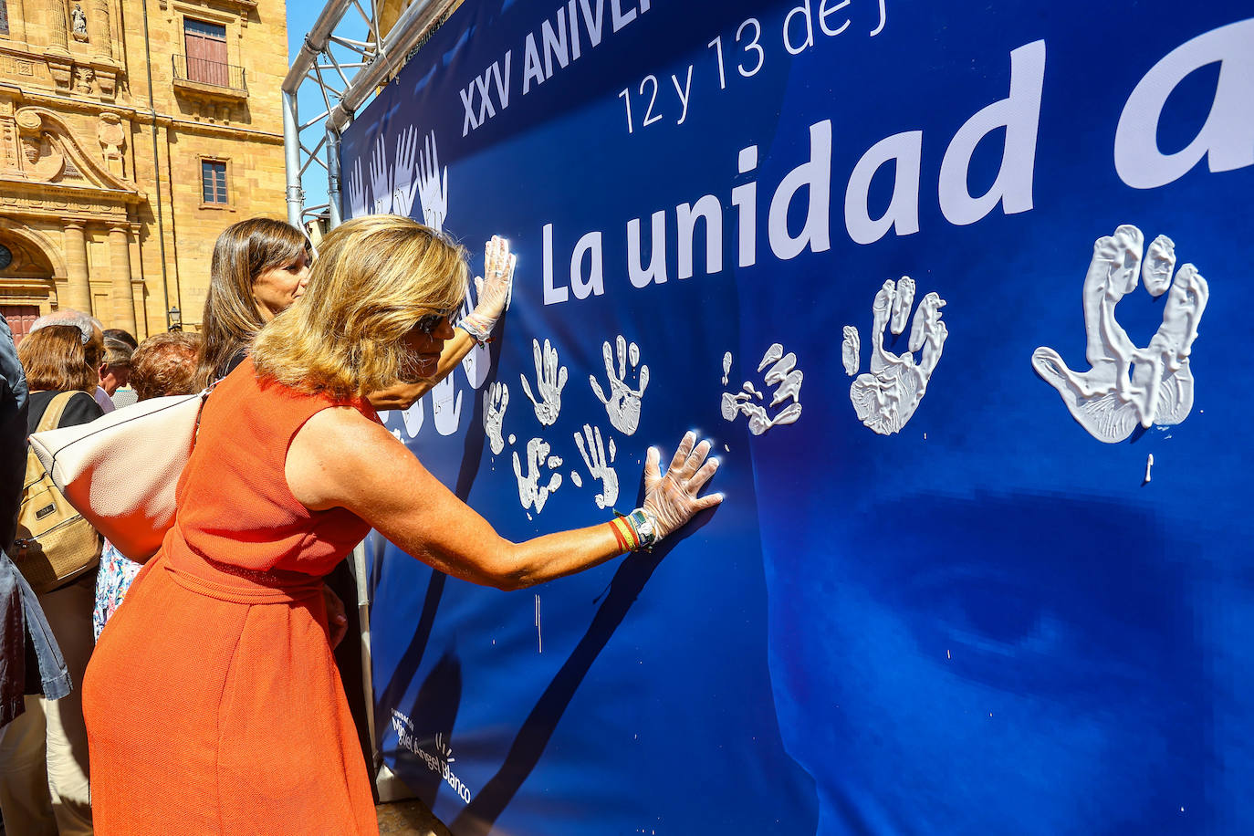 Fotos: Manos blancas en Oviedo para recordar a Miguel Ángel Blanco