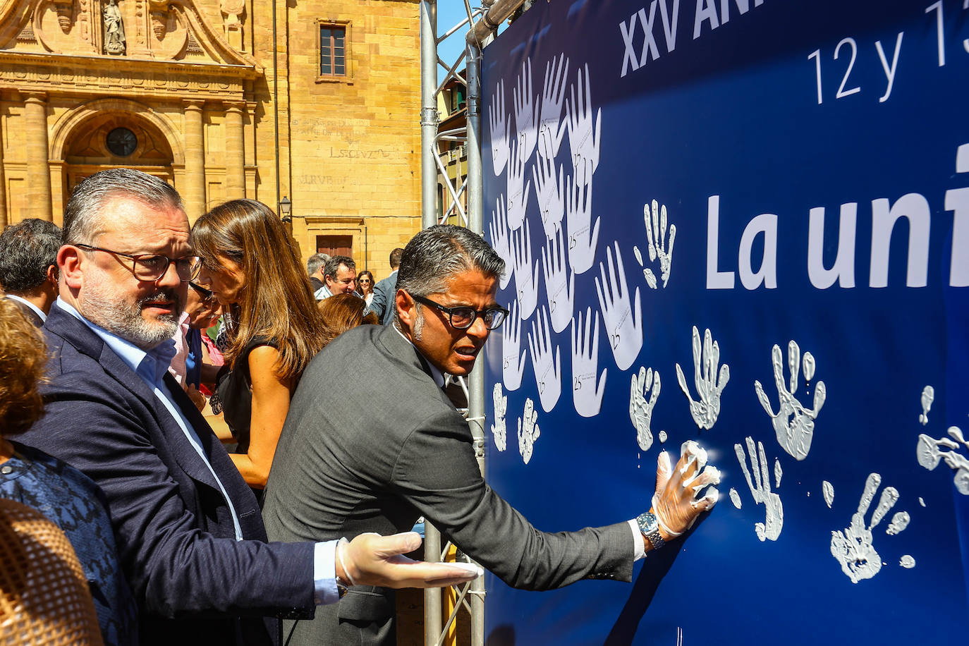 Fotos: Manos blancas en Oviedo para recordar a Miguel Ángel Blanco