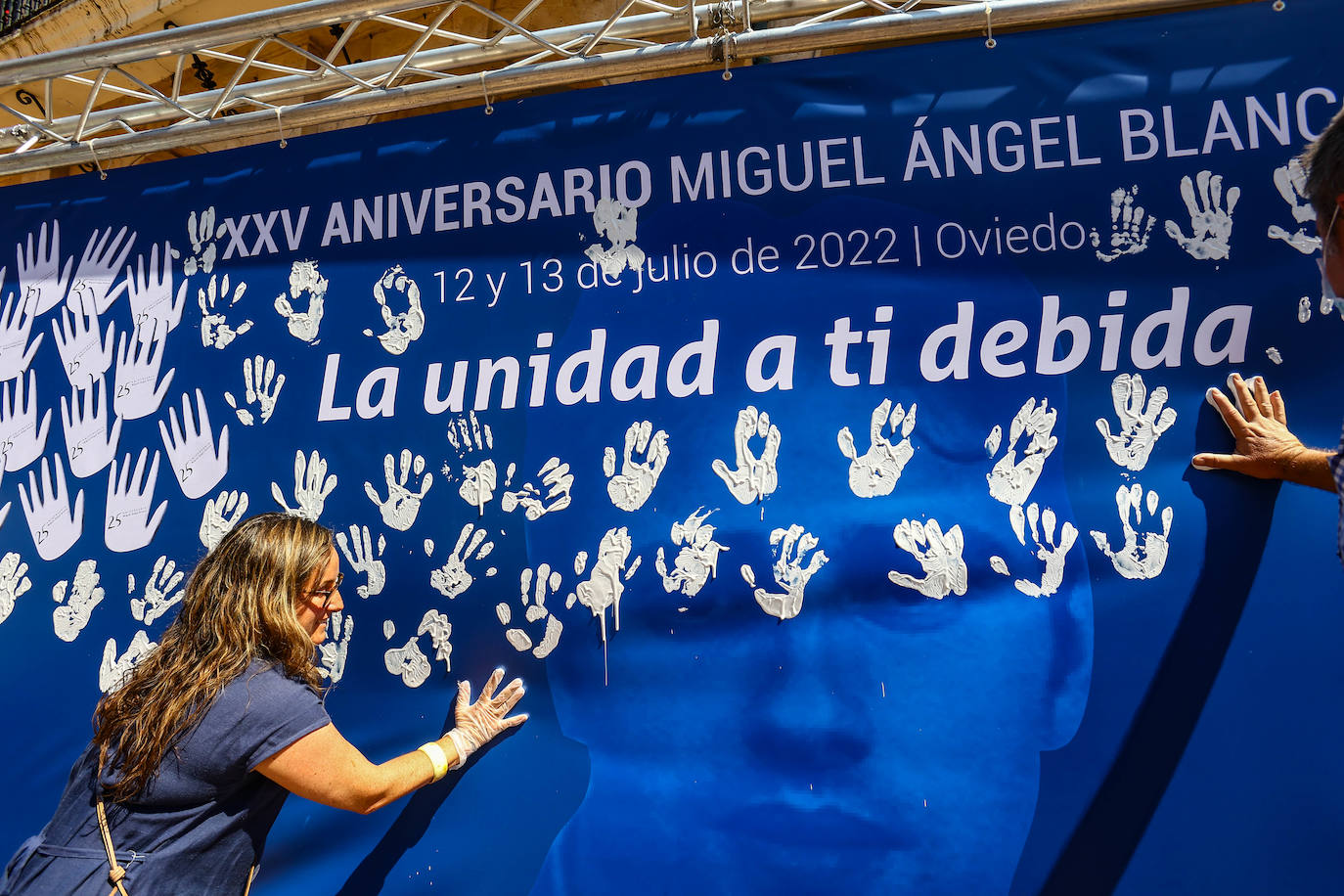 Fotos: Manos blancas en Oviedo para recordar a Miguel Ángel Blanco