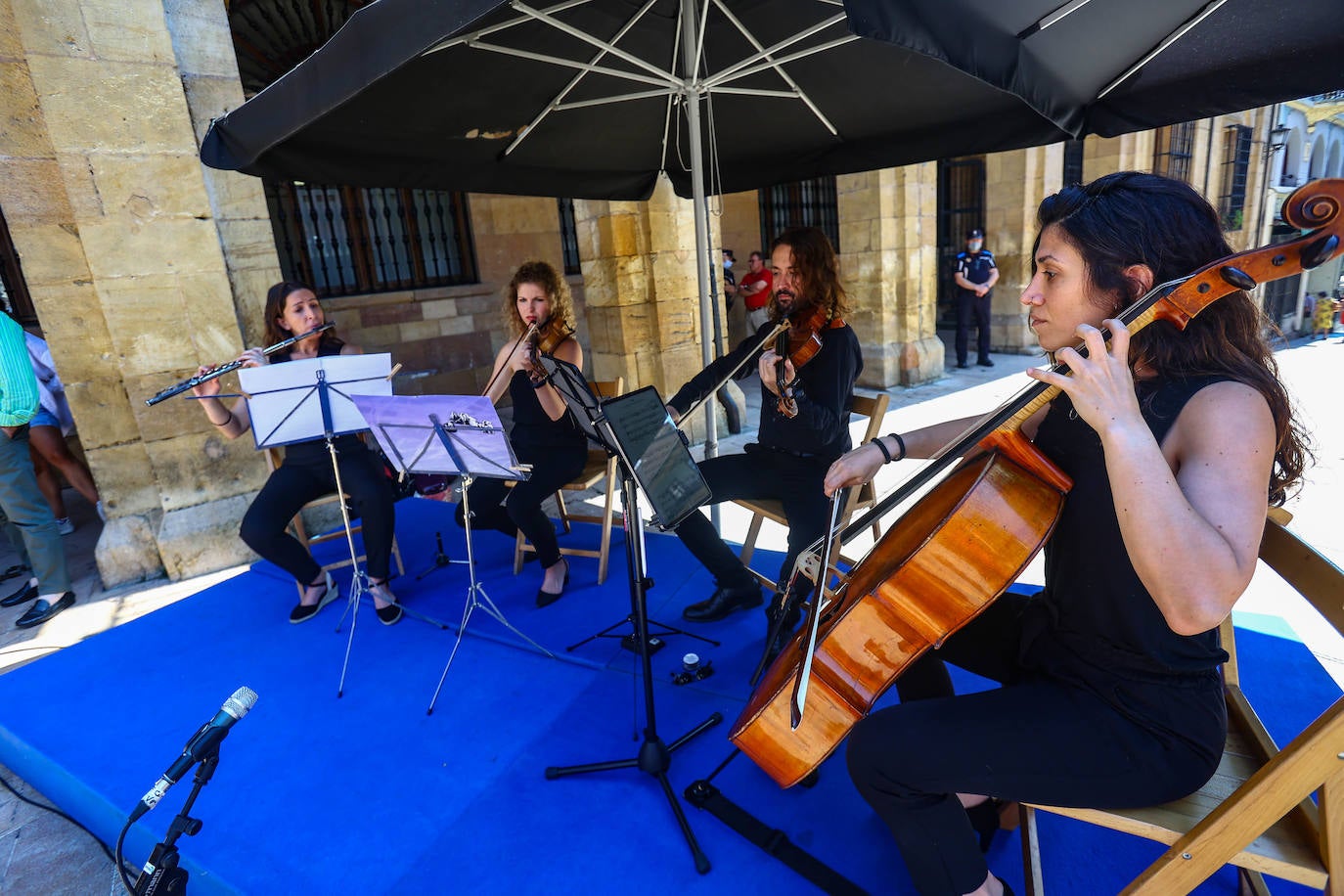 Fotos: Manos blancas en Oviedo para recordar a Miguel Ángel Blanco