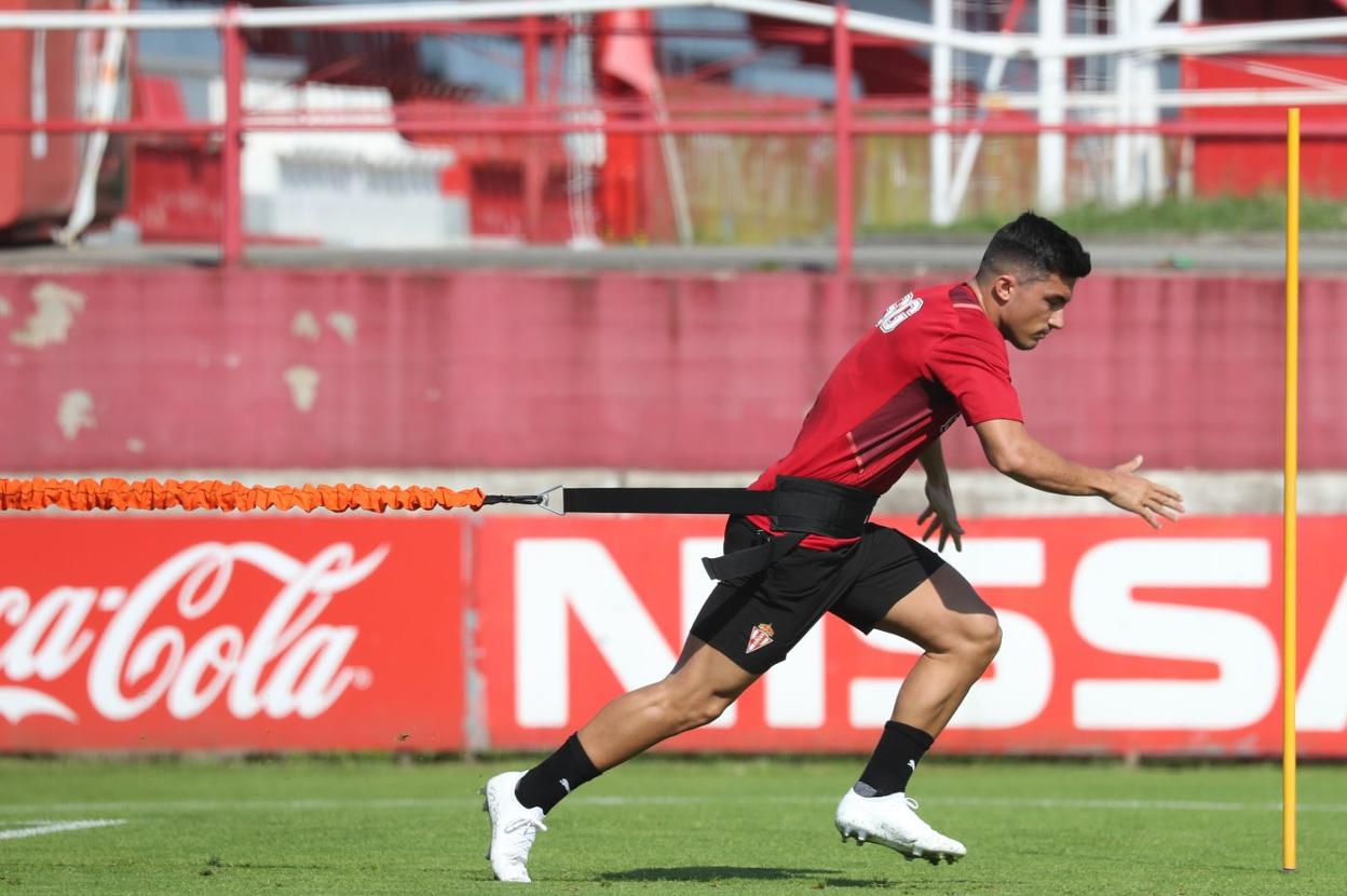 Manu García, durante el entrenamiento de ayer, en Mareo. 