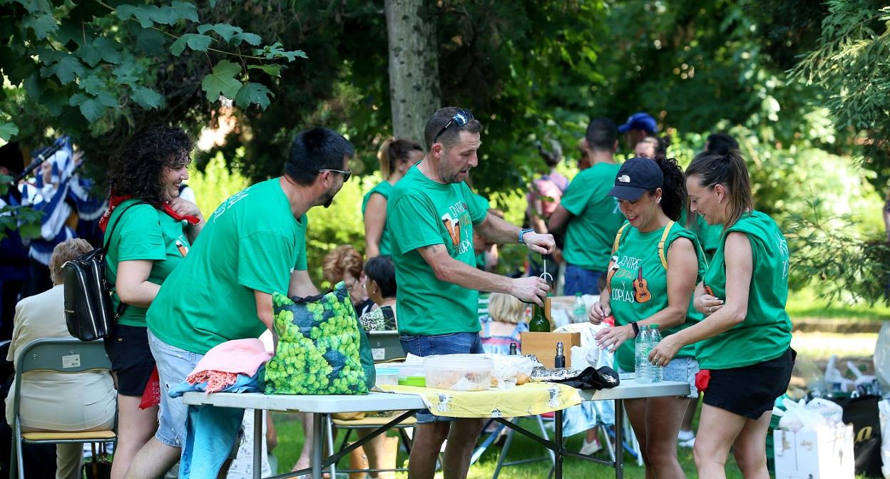 Otro de los grupos uniformados para la romería. 