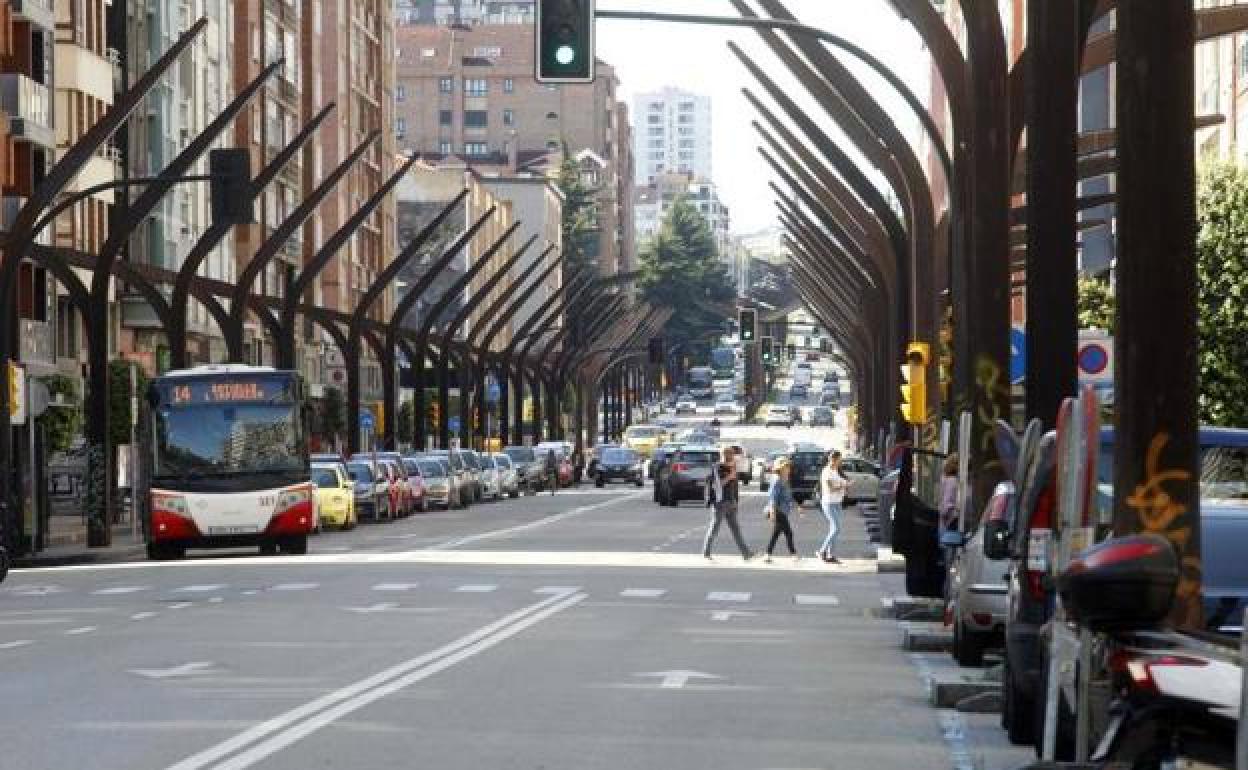 El nuevo carril bus de la avenida Constitución de Gijón suprimirá 76 plazas de aparcamiento