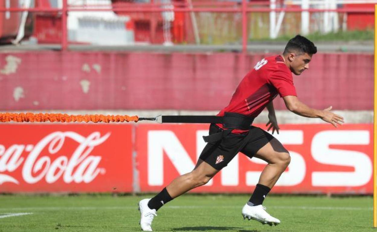 Manu García, durante el entrenamiento de este lunes en Mareo