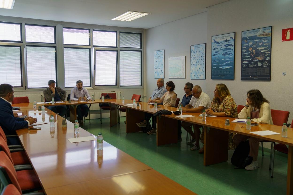 Los presidentes de las cofradías asturianas, con el consejero de Medio Rural, Alejandro Calvo. 