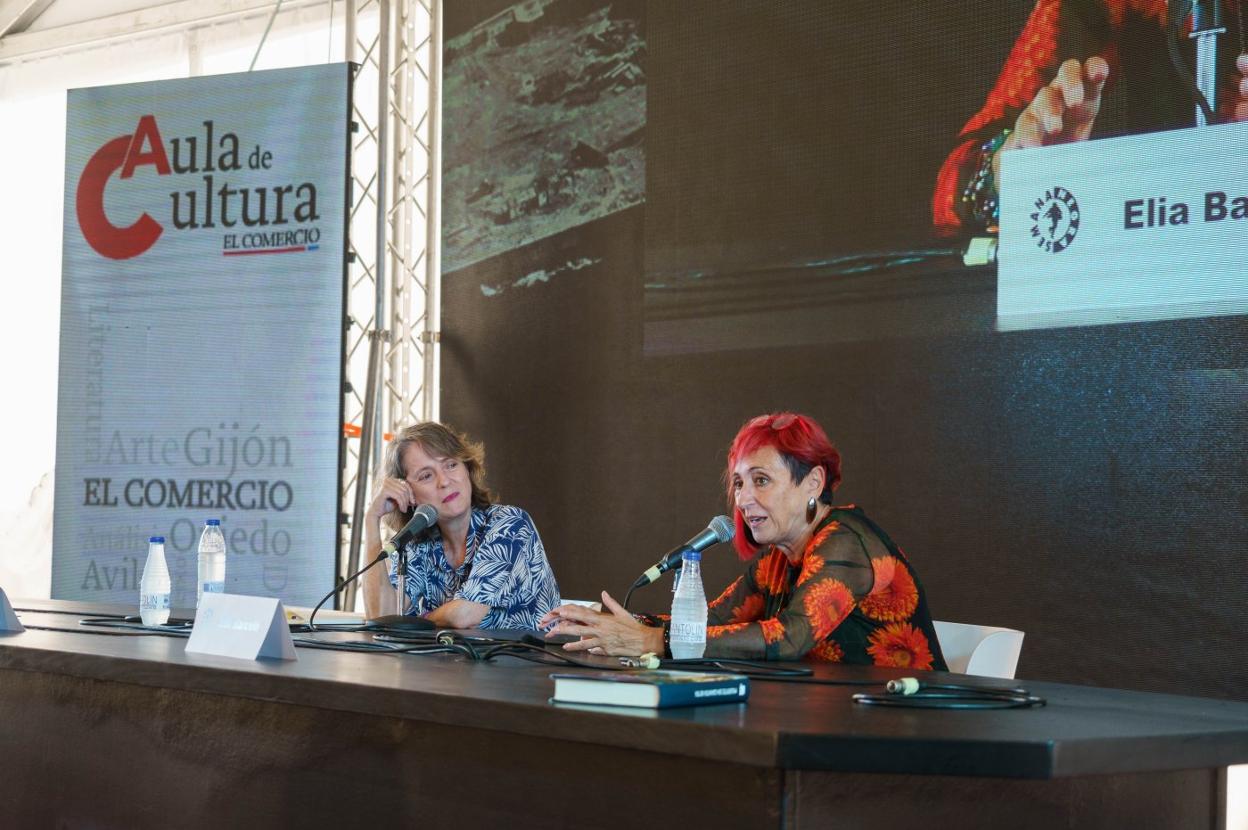 Marta Sanz y Elia Barceló, durante su conversación en el acto del Aula de Cultura de EL COMERCIO. 