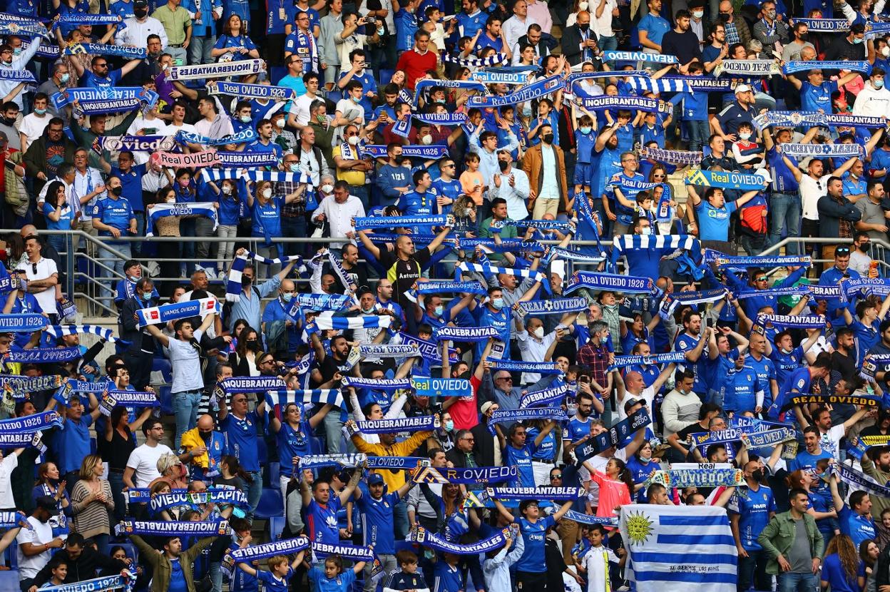 Seguidores del Real Oviedo, en las gradas del estadio Carlos Tartiere. 