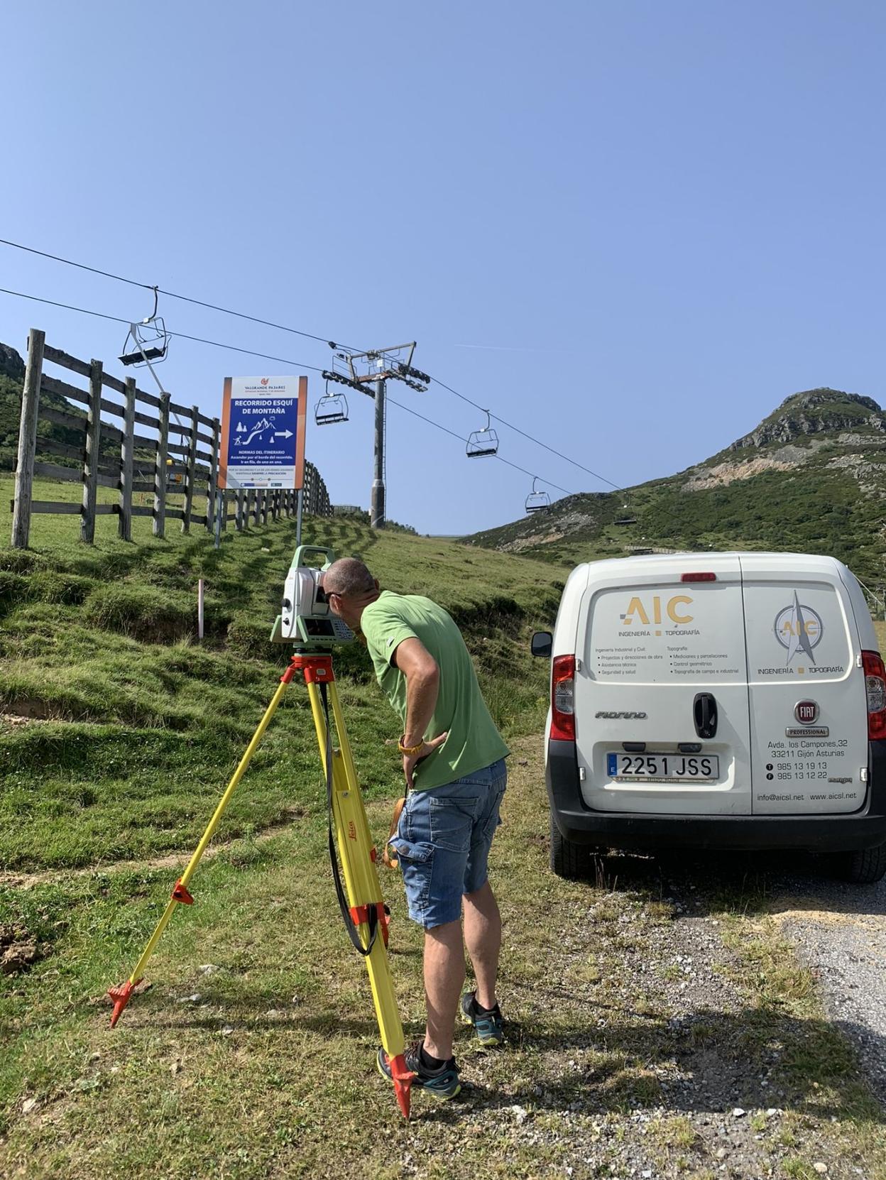 Últimas labores de replanteo para determinar la instalación de los .pilotes de la telecabina. 