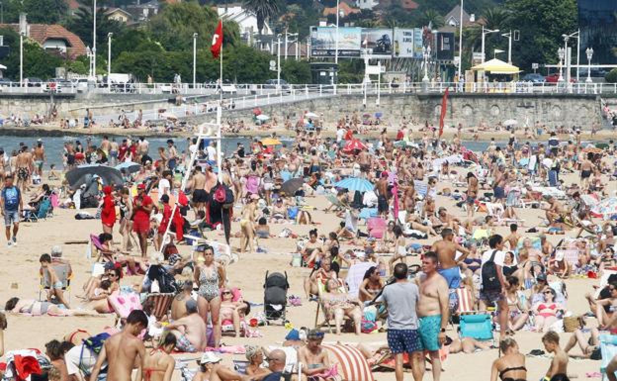 La bandera roja ondea en dos de las tres zonas de la playa de San Lorenzo.
