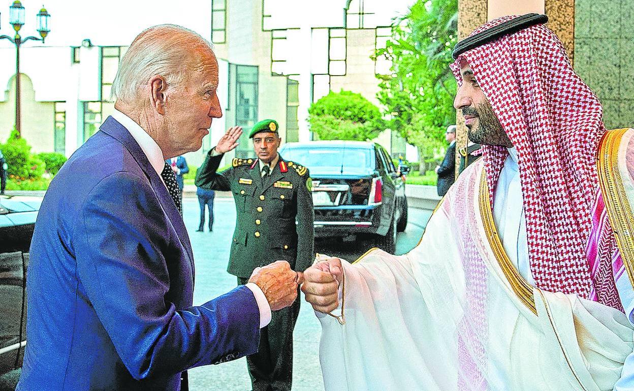 Biden y Bin Salman se saludan a la llegada del presidente estadounidense a territorio saudí.