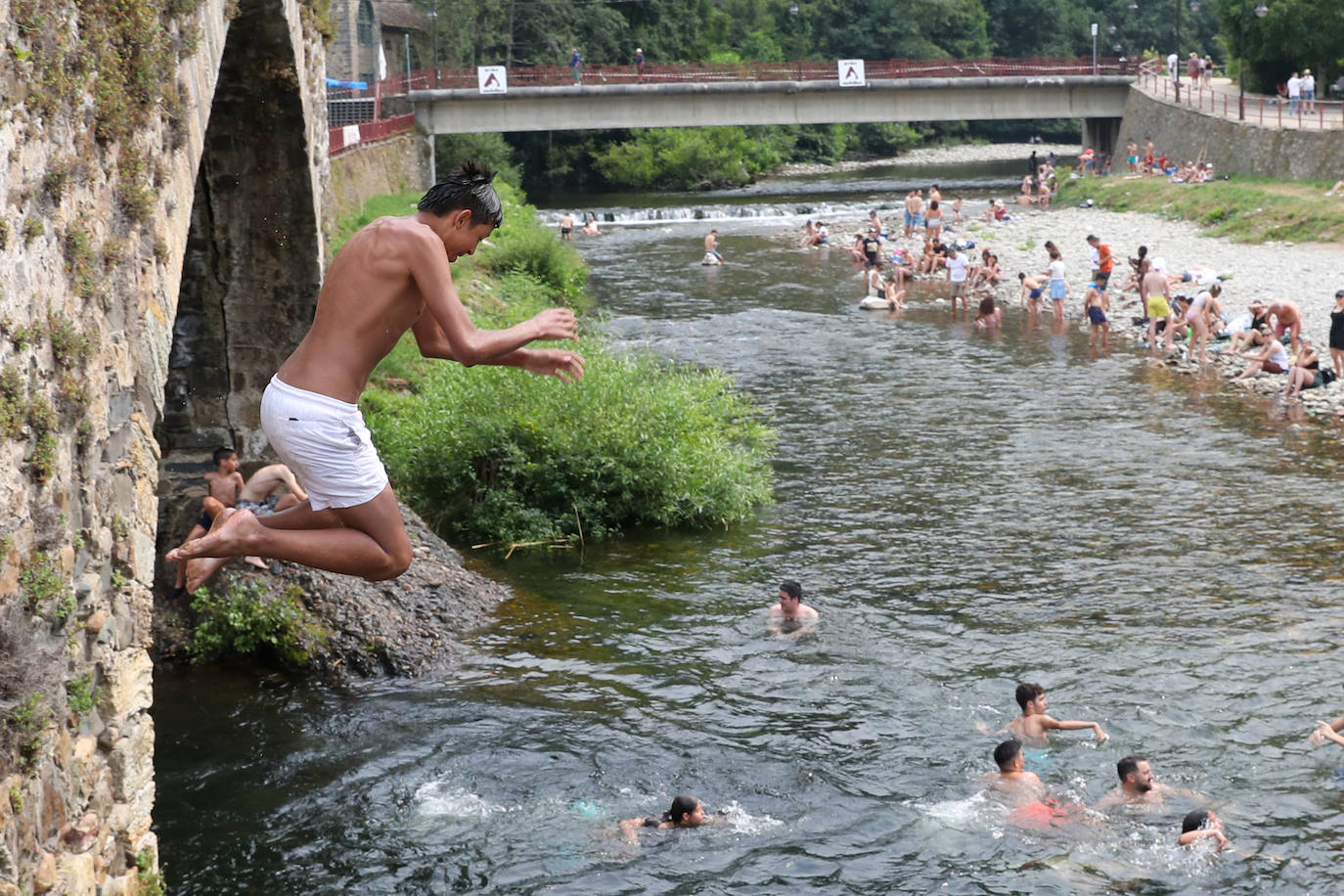 Fotos: A remojo para mitigar el calor en Asturias