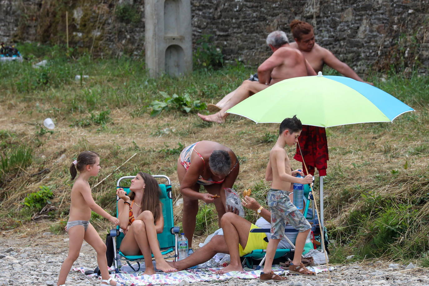 Fotos: A remojo para mitigar el calor en Asturias