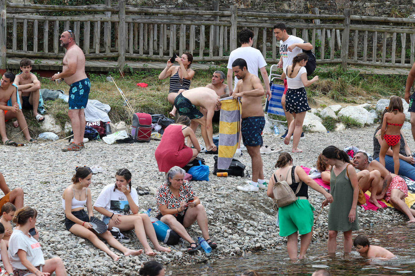 Fotos: A remojo para mitigar el calor en Asturias