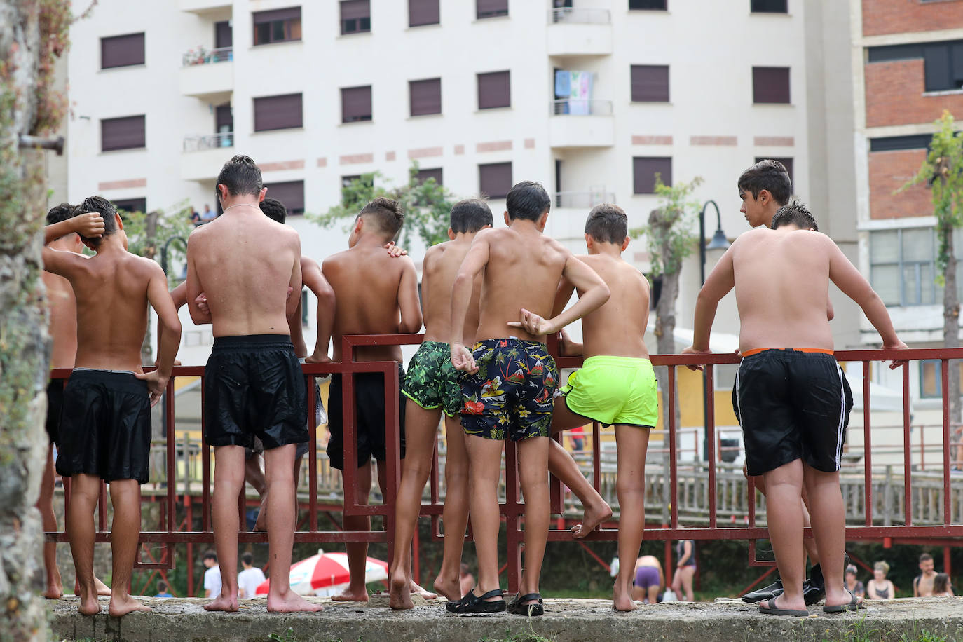 Fotos: A remojo para mitigar el calor en Asturias