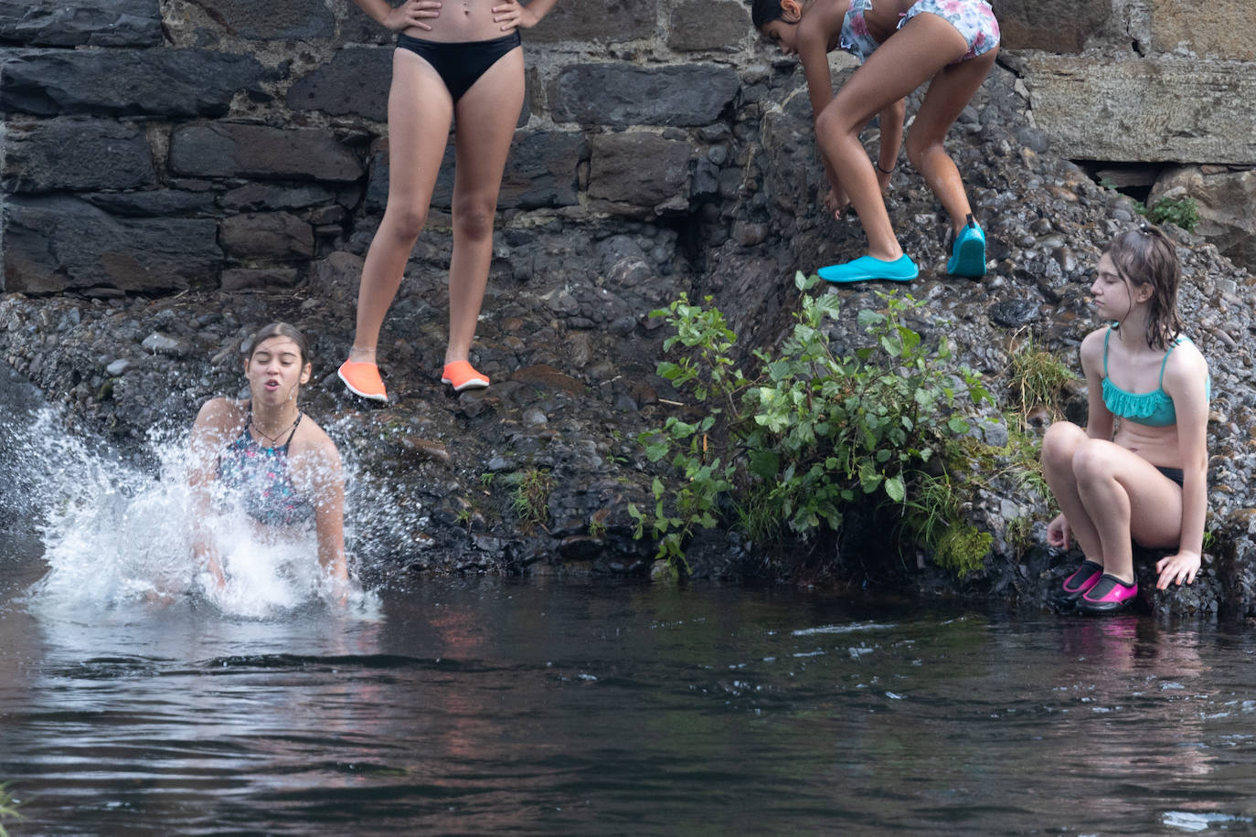 Fotos: Cangas se da un baño antes de la Descarga