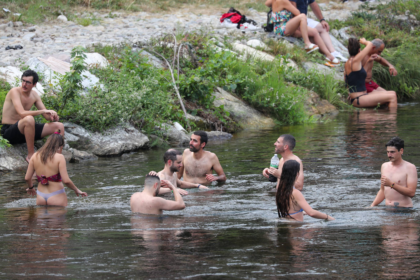 Fotos: A remojo para mitigar el calor en Asturias