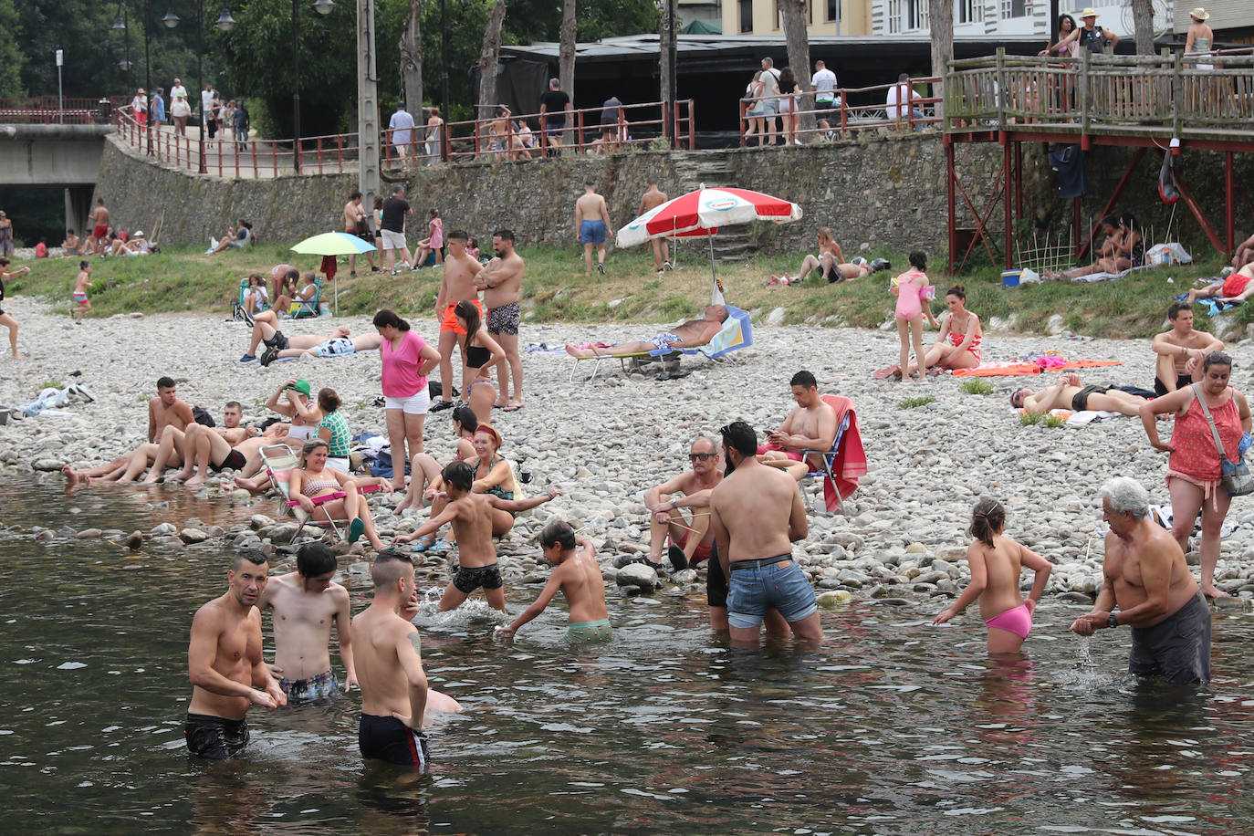Fotos: A remojo para mitigar el calor en Asturias
