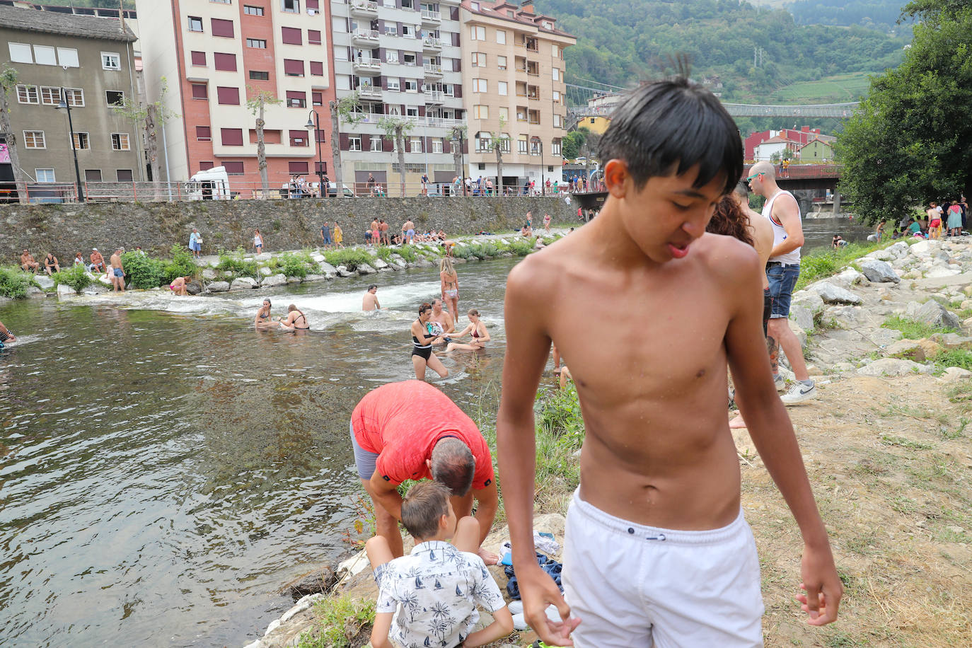 Fotos: Cangas se da un baño antes de la Descarga