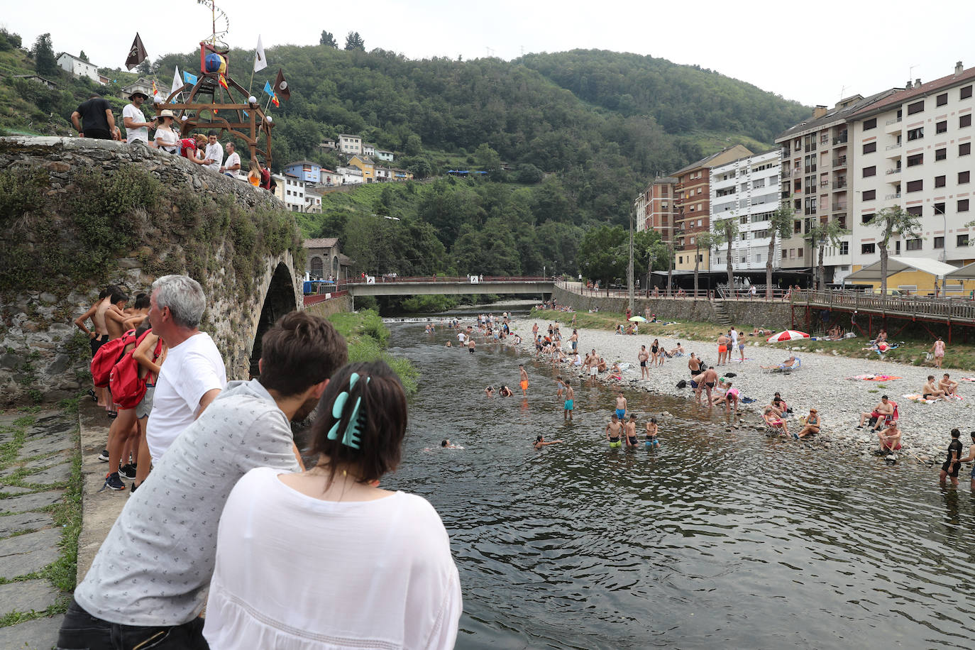 Fotos: Cangas se da un baño antes de la Descarga