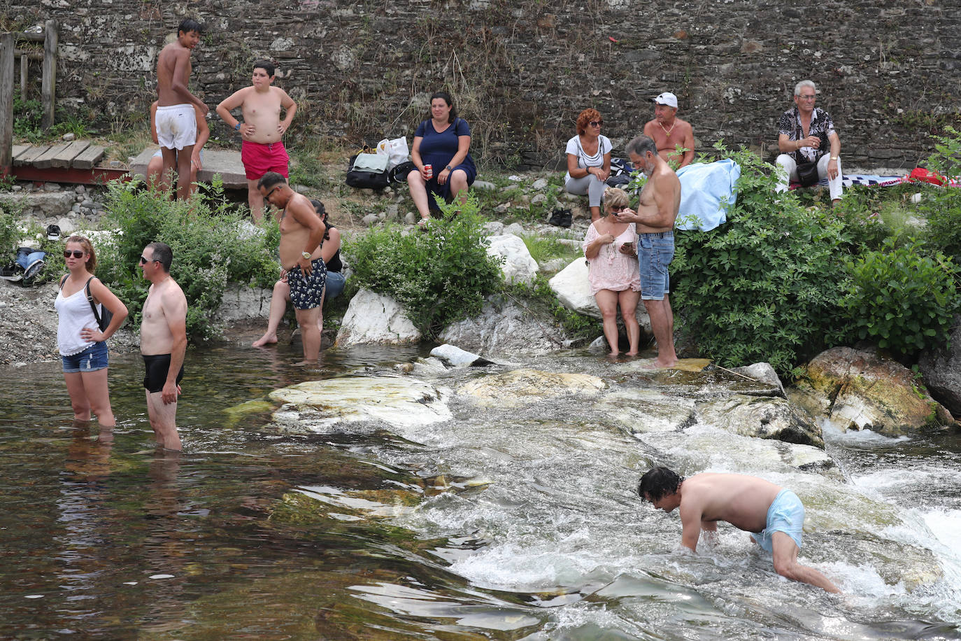 Fotos: A remojo para mitigar el calor en Asturias