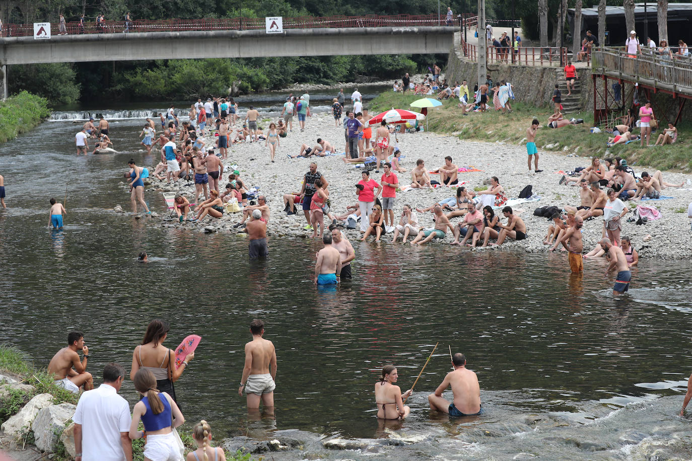Fotos: A remojo para mitigar el calor en Asturias