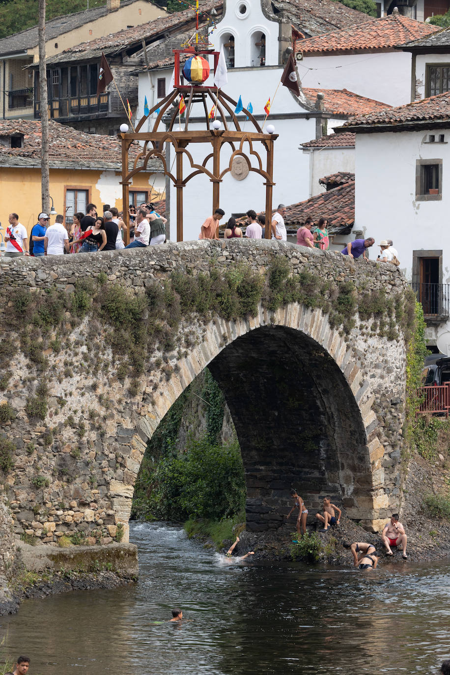 Fotos: Cangas se da un baño antes de la Descarga