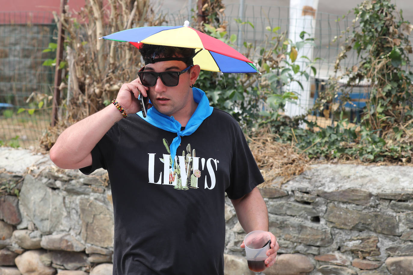 Fotos: Cangas se da un baño antes de la Descarga