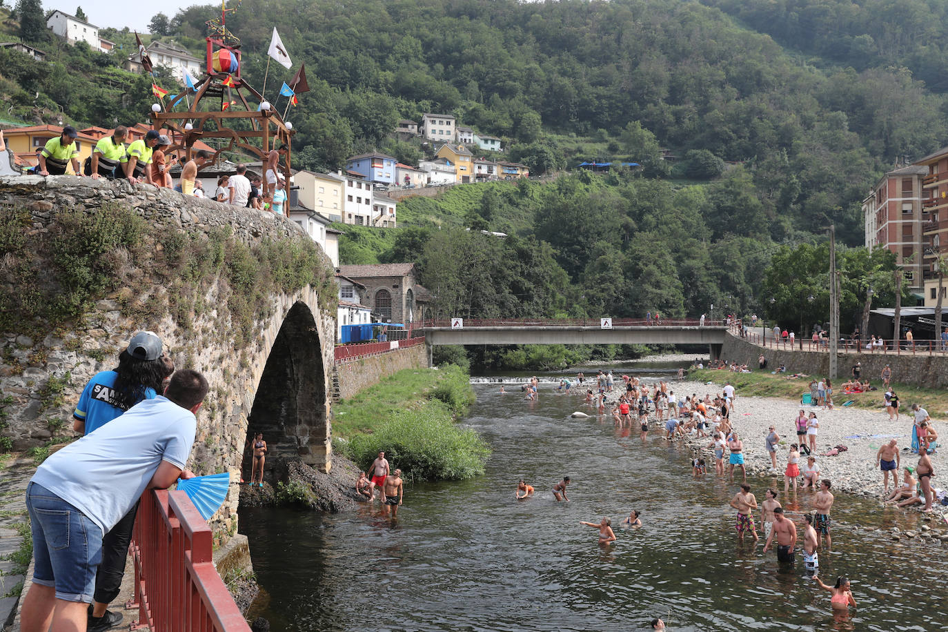 Imagen. Cangas se da un baño antes de la Descarga