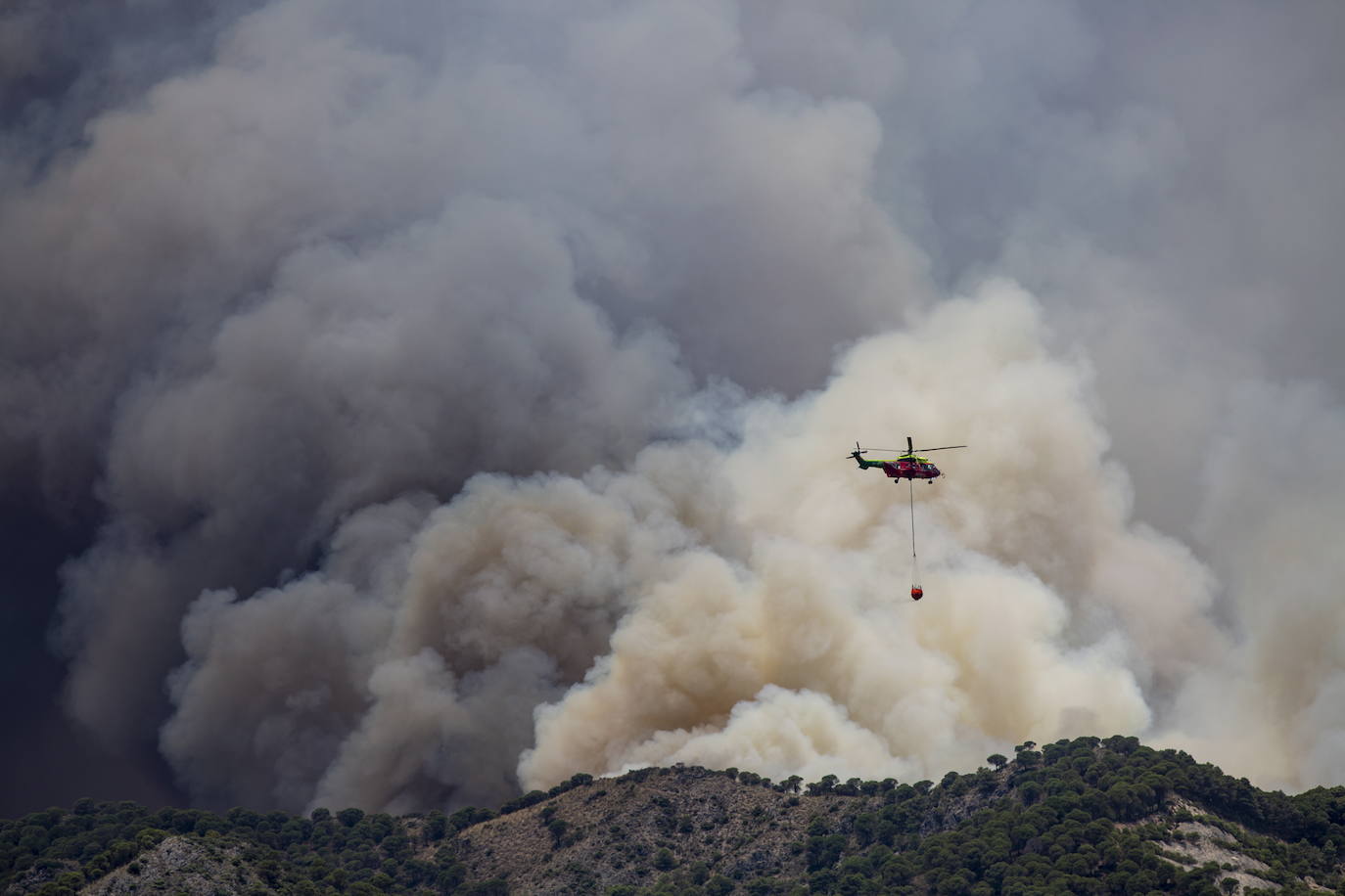 Málaga. La situación también es crítica en esta provincia, donde ya se superan las 3.000 personas evacuadas. El fuego no ha dado tregua a los efectivos forestales en la Sierra de Mijas ya que las condiciones para las tareas de extinción son extremadamente difíciles dada la orografía, las condiciones climatológicas y la superficie repleta de pinares. Todos estos factores provocaron que este viernes las llamas se propagaran hasta los 50 metros por minuto.