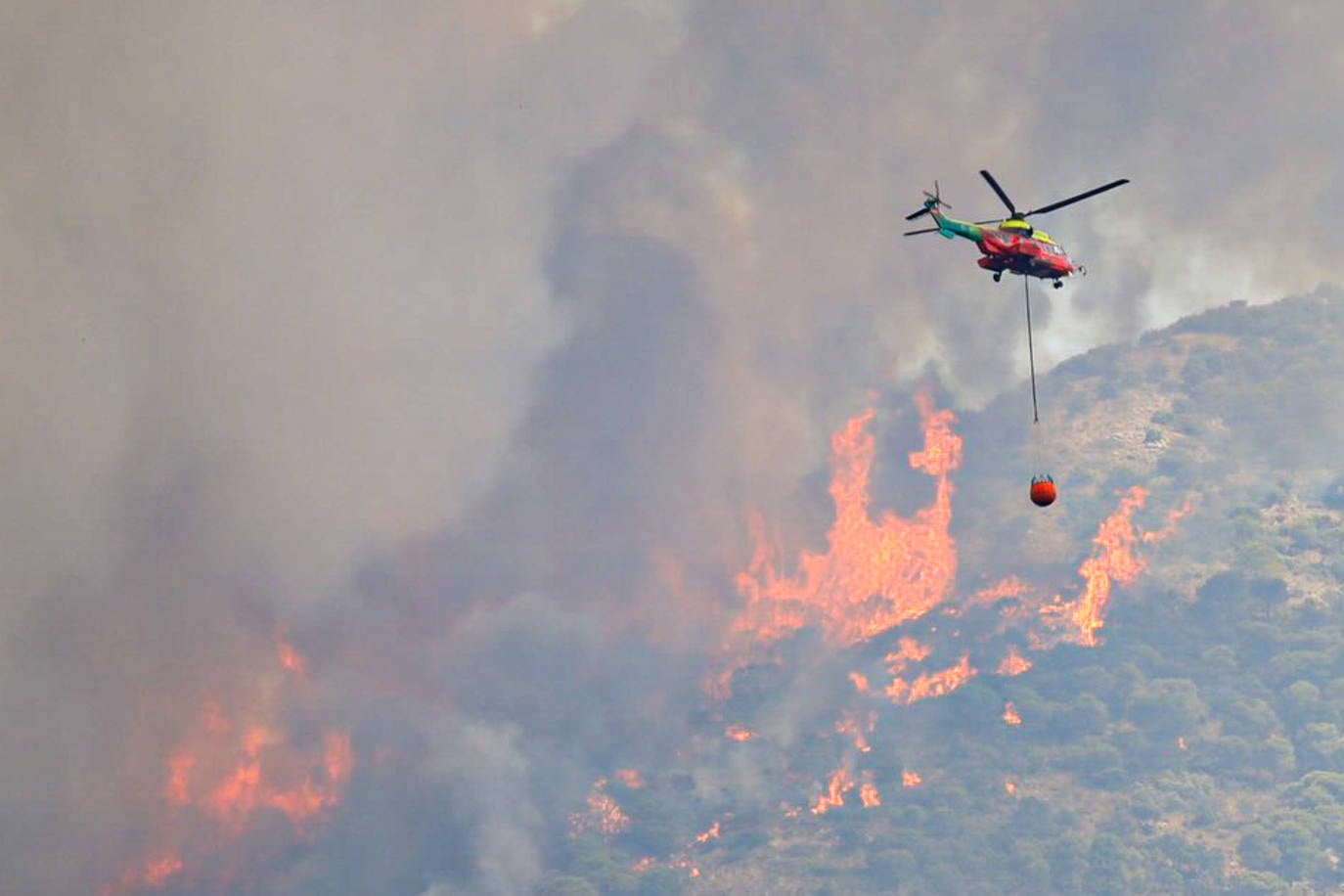 Málaga. La situación también es crítica en esta provincia, donde ya se superan las 3.000 personas evacuadas. El fuego no ha dado tregua a los efectivos forestales en la Sierra de Mijas ya que las condiciones para las tareas de extinción son extremadamente difíciles dada la orografía, las condiciones climatológicas y la superficie repleta de pinares. Todos estos factores provocaron que este viernes las llamas se propagaran hasta los 50 metros por minuto.