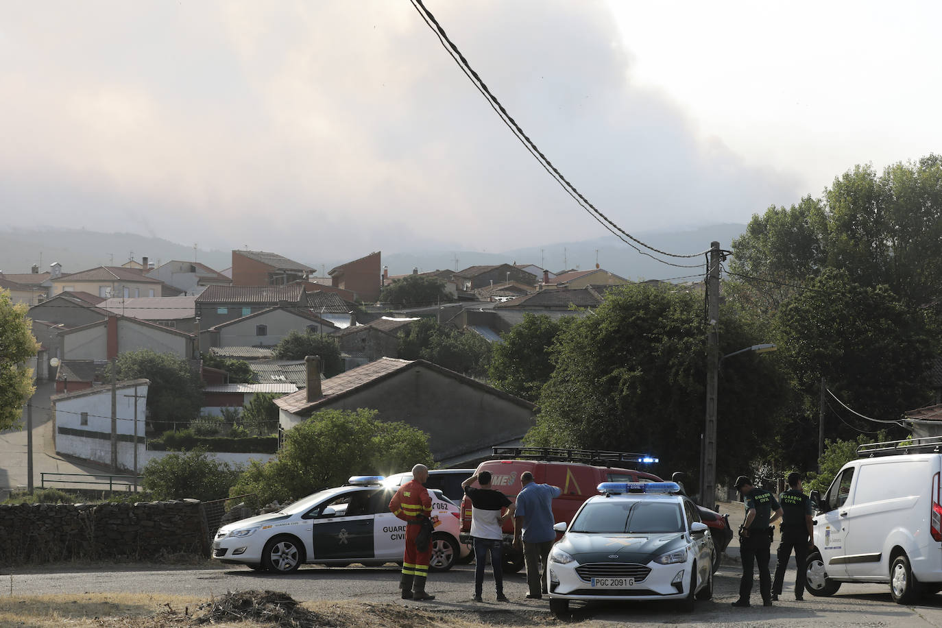 Salamanca. Un operativo de unas mil personas trabajan para estabilizar el incendio en la zona de Monsagro. Unas labores que se desarrollan pendientes del viento, las altas temperaturas y las posibilidades de inversión térmica que pueden producirse y complicar la situación. En la zona de Monsagro se han visto afectadas más de 2.500 hectáreas.