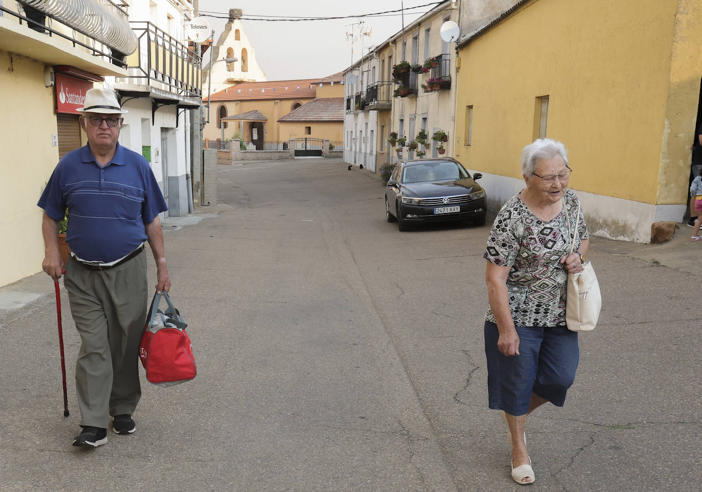 Salamanca. Un operativo de unas mil personas trabajan para estabilizar el incendio en la zona de Monsagro. Unas labores que se desarrollan pendientes del viento, las altas temperaturas y las posibilidades de inversión térmica que pueden producirse y complicar la situación. En la zona de Monsagro se han visto afectadas más de 2.500 hectáreas.