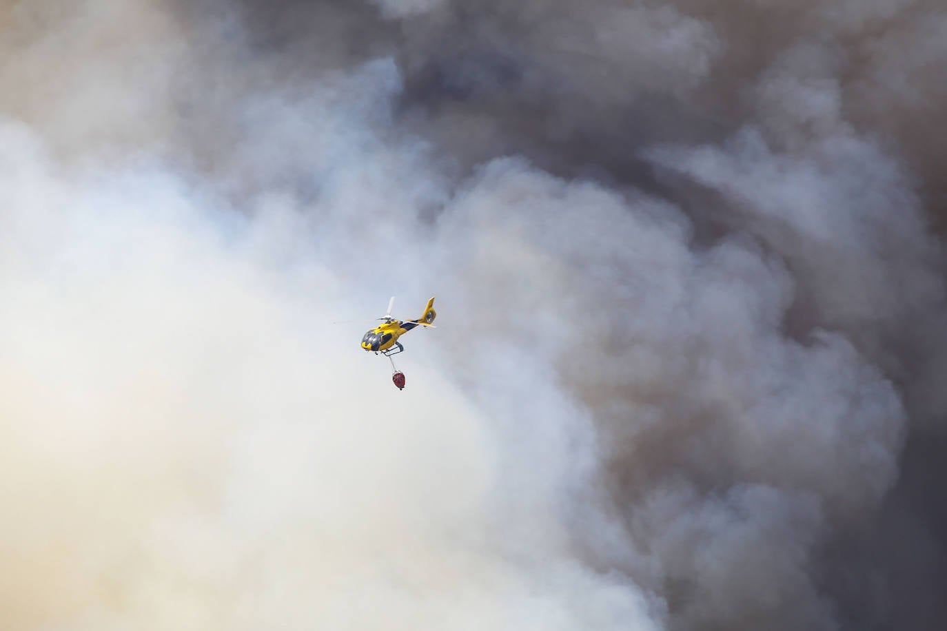 Las llamas han vuelto a castigar a la Sierra de la Culebra, en Zamora, donde el pasado mes de junio se calcinaron más de 30.000 hectáreas en el que fue el peor incendio forestal de la historia en Castilla y León y uno de los más graves de España. La provincia registra este fin de semana dos fuegos, uno en Figueruela de Arriba y otro en Roelos de Sayago. El primero de ellos obligó a desalojar el municipio de Villarino de Manzanas por la proximidad de las llamas. 