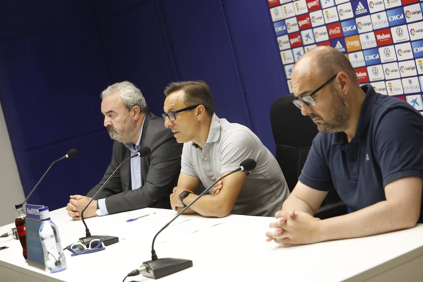 De izquierda a derechas: los consejeros Manolo Paredes y Fernando Corral, y el gerente del Real Oviedo, David Mata. 