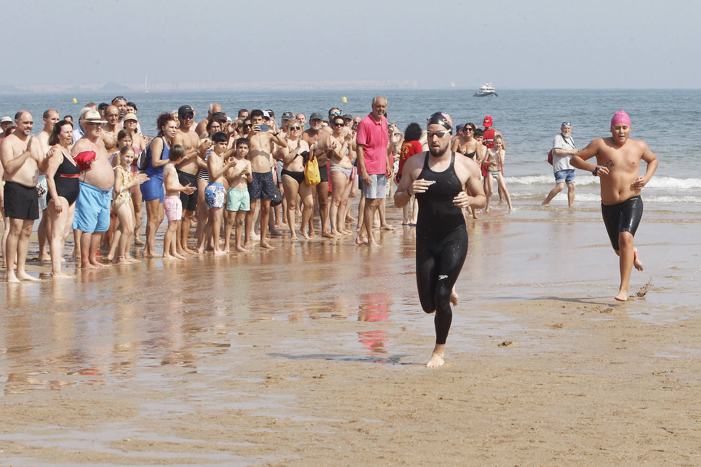 Fotos: Kimbo Vallejo y Amor Mahamud ganan la VI Travesía Playas de Gijón