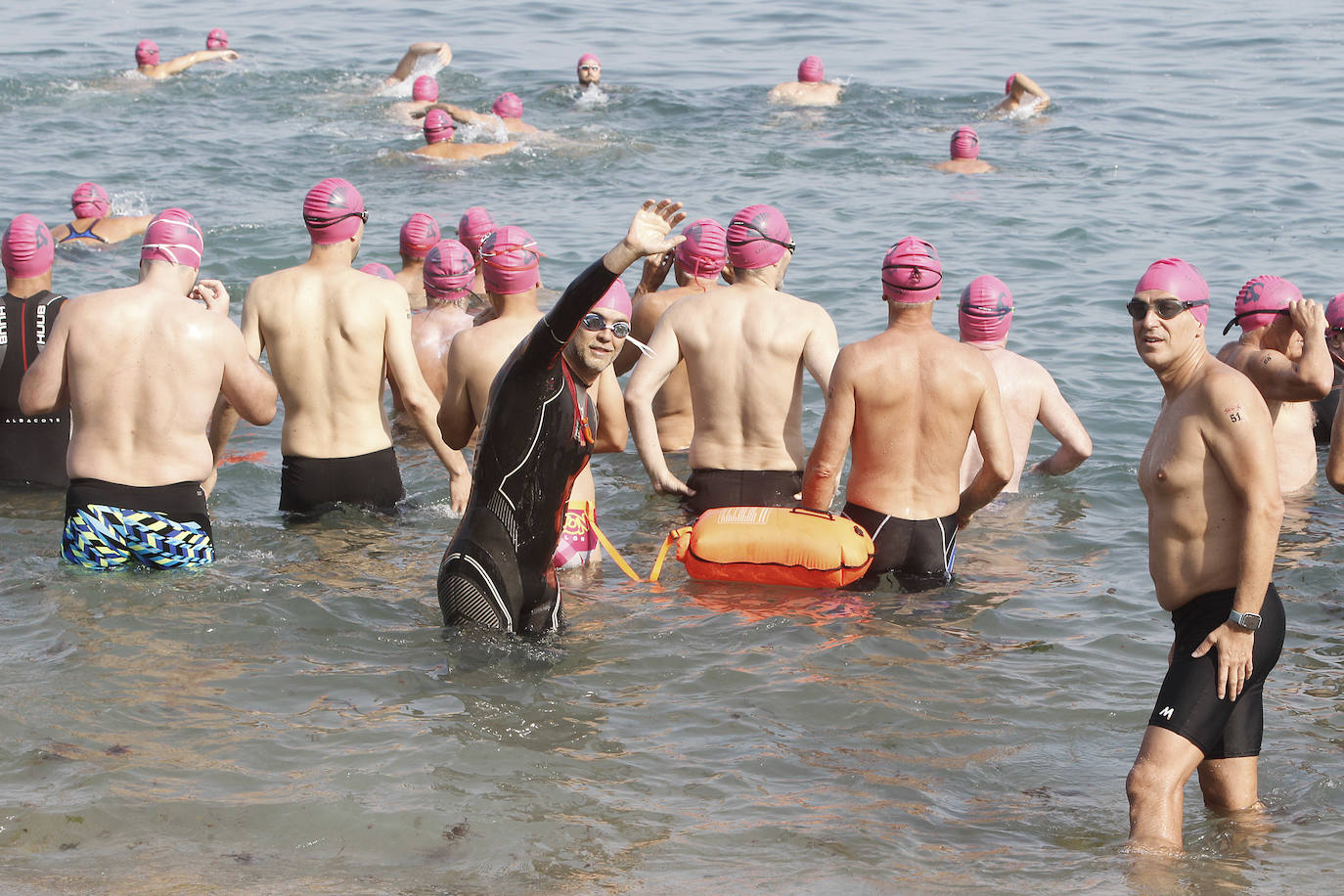 Fotos: Kimbo Vallejo y Amor Mahamud ganan la VI Travesía Playas de Gijón