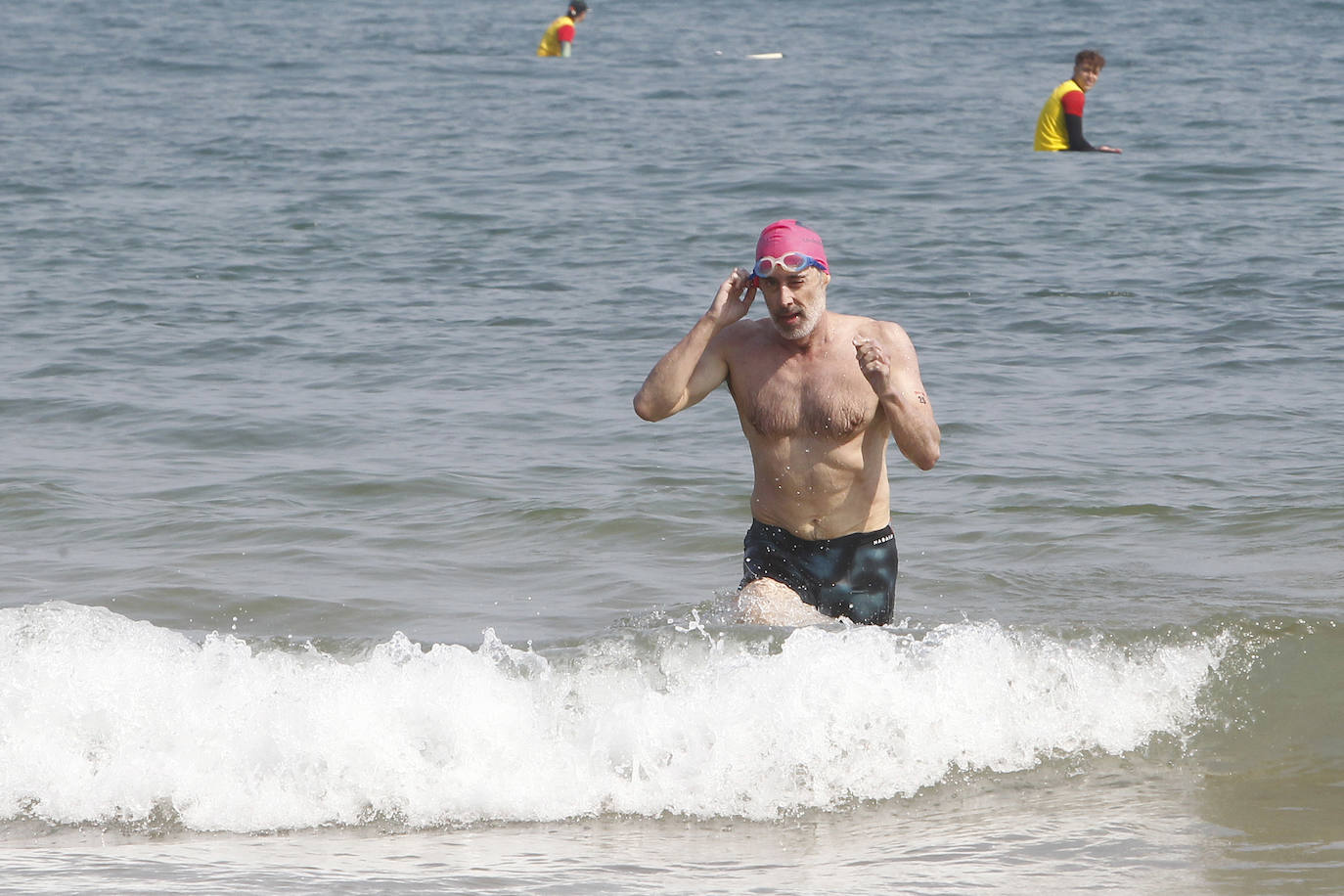 Fotos: Kimbo Vallejo y Amor Mahamud ganan la VI Travesía Playas de Gijón