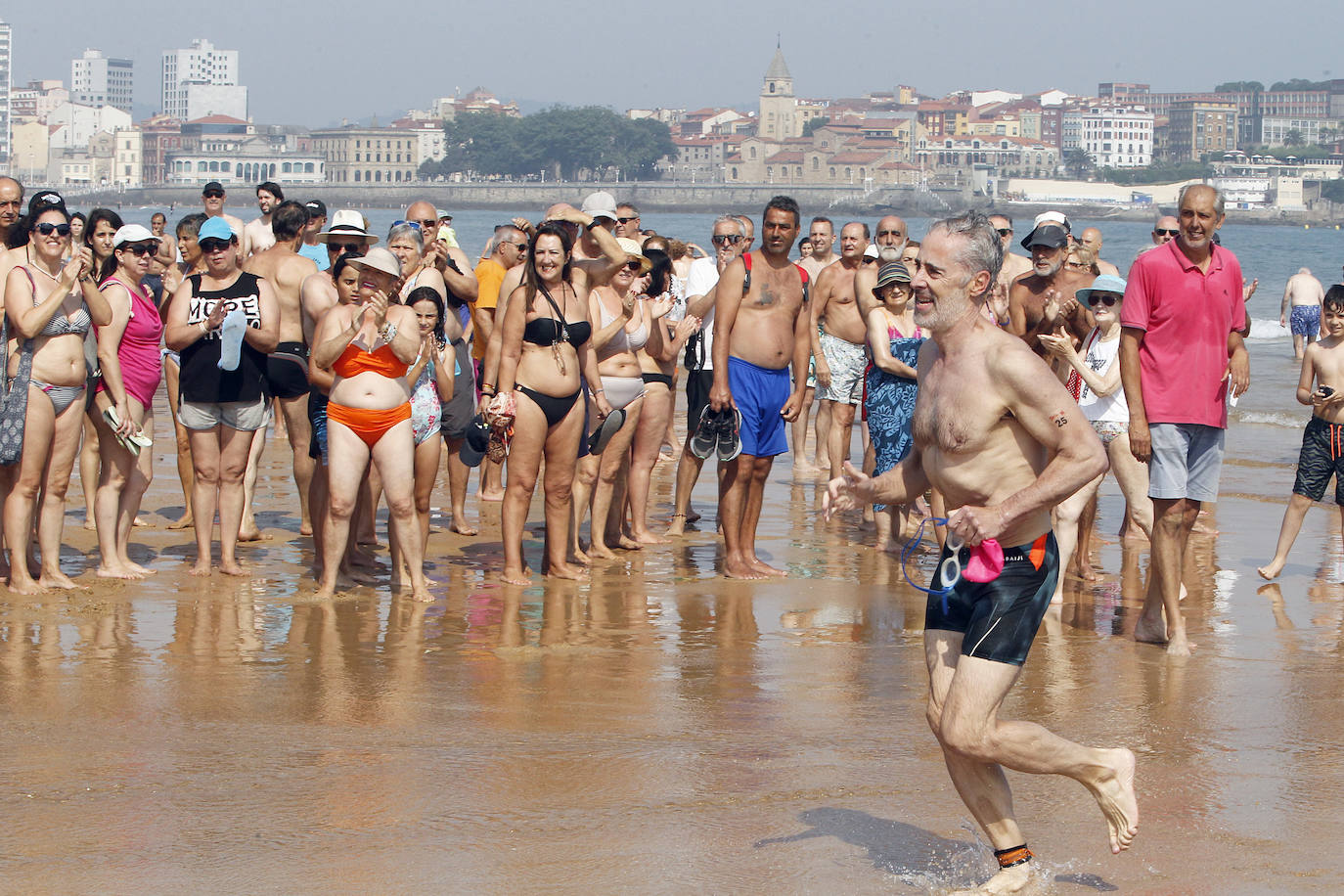 Fotos: Kimbo Vallejo y Amor Mahamud ganan la VI Travesía Playas de Gijón