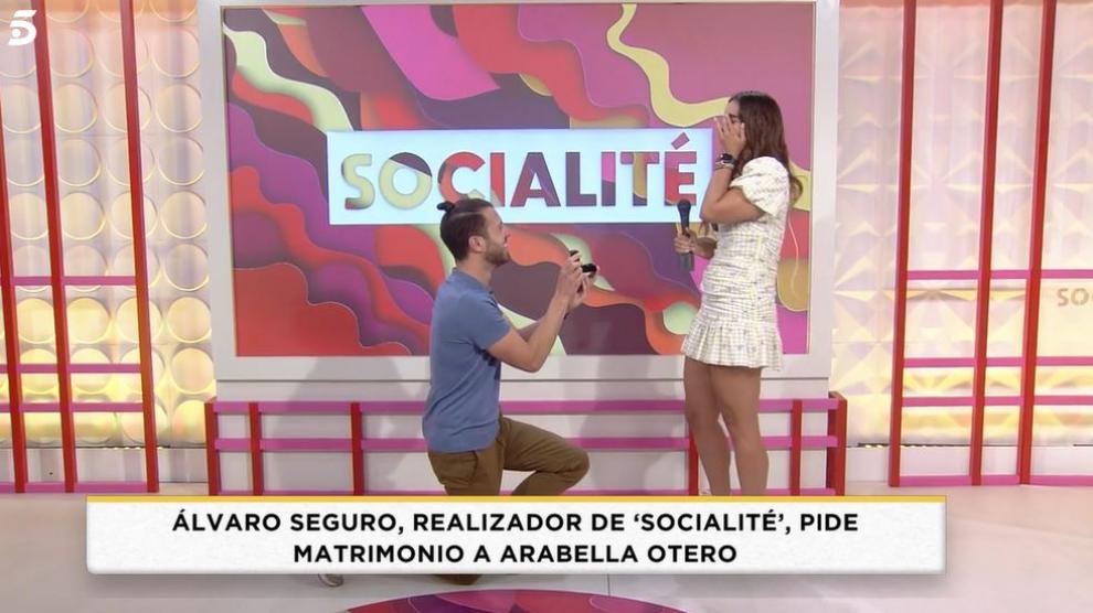 Álvaro Seguro le pide matrimonio a Arabella Otero en 'Socialité' 
