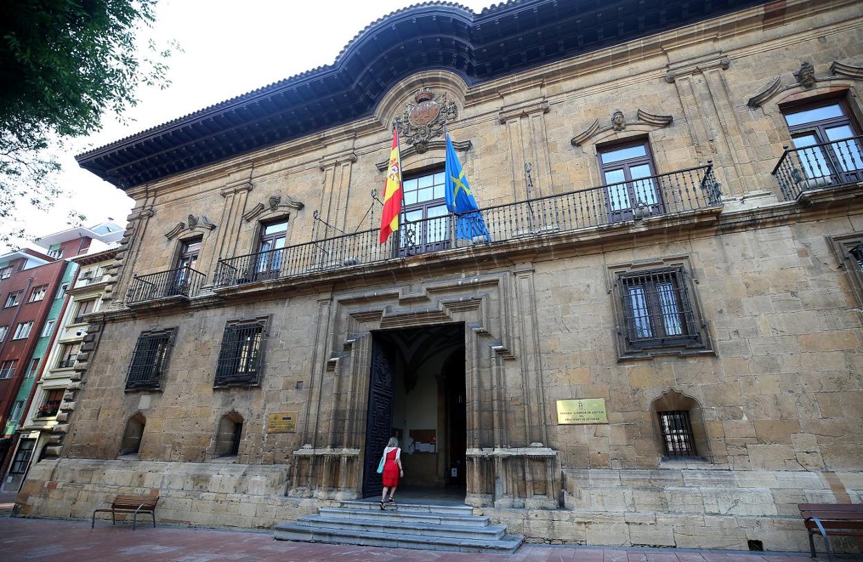 Palacio de Camposagrado. Levantado en 1770, presenta instalaciones que «se han quedado totalmente obsoletas y con necesidades de actuación urgente», según el informe de los arquitectos. Con un nivel de urgencia de 9 sobre 10, apremian a arreglar el sistema contra incendios y a eliminar las humedades o dejar de trabajar en habitáculos con exceso de ellas.