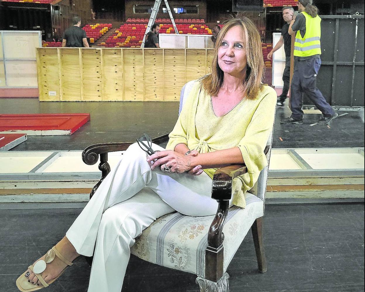 María Dueñas, en Sevilla, antes del estreno del musical de su novela 'El tiempo entre costuras'.