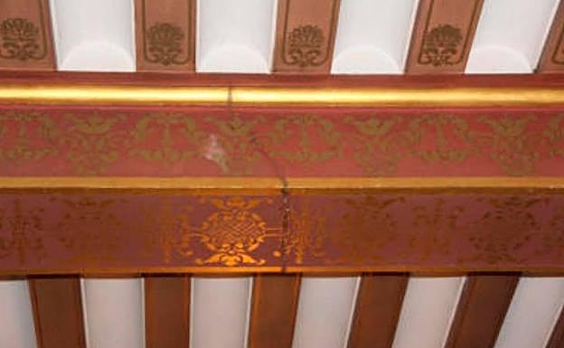 Fisuras. Están en el revestimiento decorativo de la sala de vistas y en las paredes de la escalera noroeste.