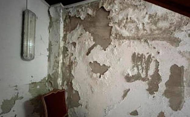 Humedades. Se dan por capilaridad en la planta baja y filtraciones en las plantas superiores. Hay zonas que llevan 17 años sin repintar. 