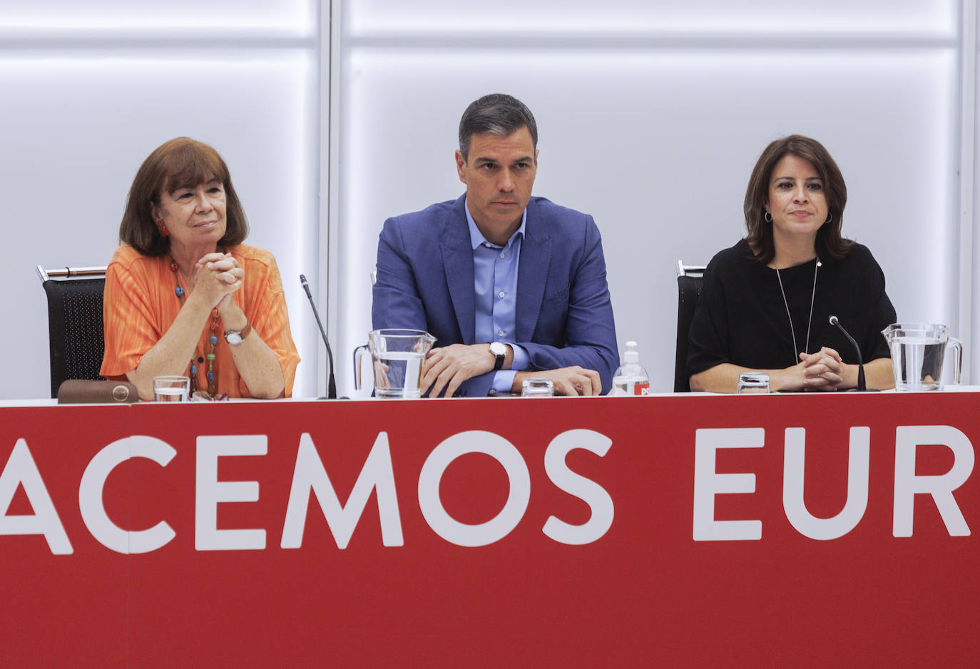 La diputada asturiana ha anunciado este lunes su dimisión como vicesecretaria general del PSOE. En un comunicado remitido a su partido, Lastra ha atribuído la decisión a «la dificultad de compaginar las exigencias de reposo y cuidados, imprescindibles en mi situación actual, con la intensidad que exige la dirección del partido».